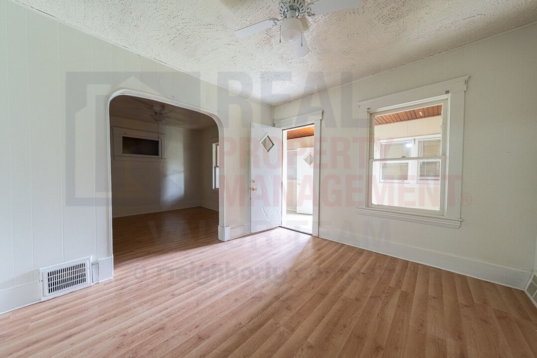 Inviting 3 Bed 1 Bath Single Family Home in Cleveland, OH - Building Photo