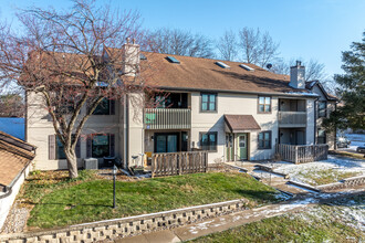 8601 Alpine Dr in Urbandale, IA - Building Photo - Building Photo