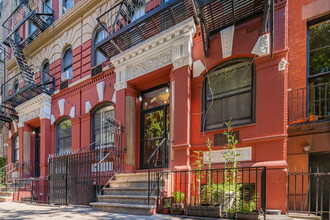 105 East 10th Street in New York, NY - Foto de edificio - Building Photo