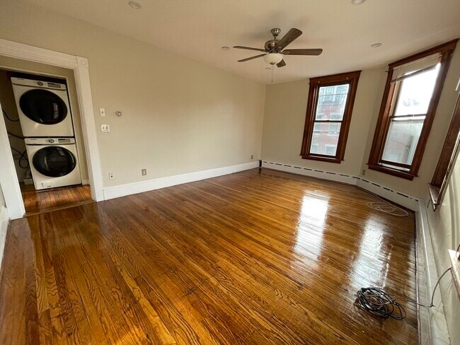 338 K St, Unit 1 in Boston, MA - Building Photo - Building Photo