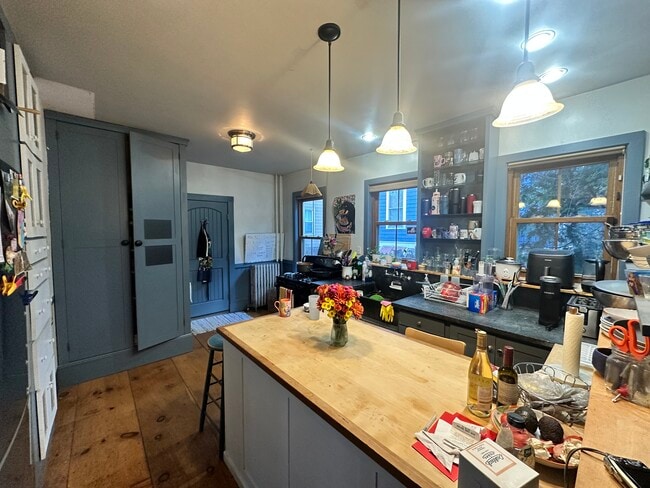 12 Oswald St, Unit 1 in Boston, MA - Foto de edificio - Building Photo