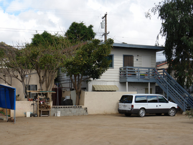 320-322 W Mission Rd in San Marcos, CA - Building Photo - Building Photo