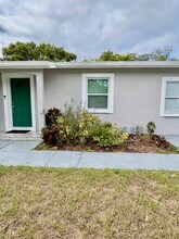 4243 Deltona Blvd in Spring Hill, FL - Foto de edificio - Building Photo