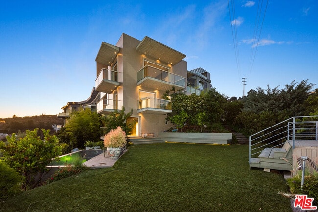 1600 Viewmont Dr in Los Angeles, CA - Building Photo - Building Photo
