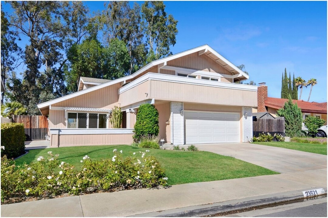 23521 Lochlomond St in Laguna Niguel, CA - Building Photo