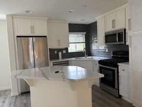 4023 Bluff View Way in Carlsbad, CA - Building Photo - Building Photo