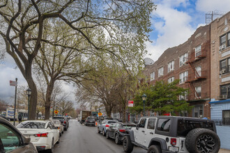 1076 Eastern Pky in Brooklyn, NY - Foto de edificio - Building Photo
