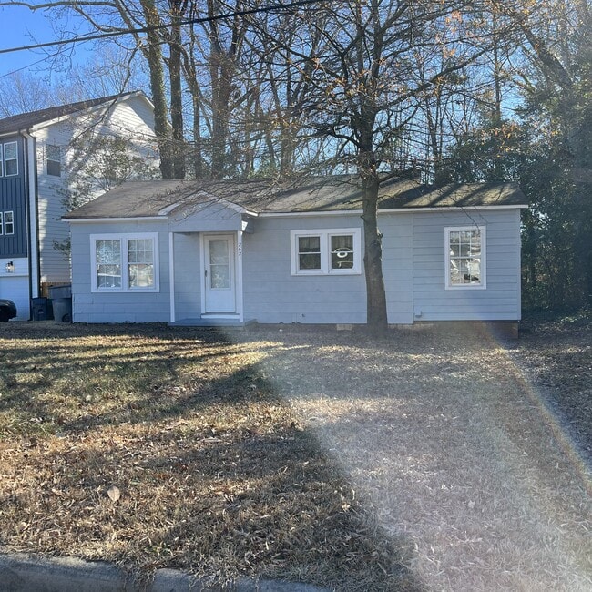 2621 Dr Carver Rd in Charlotte, NC - Foto de edificio - Building Photo