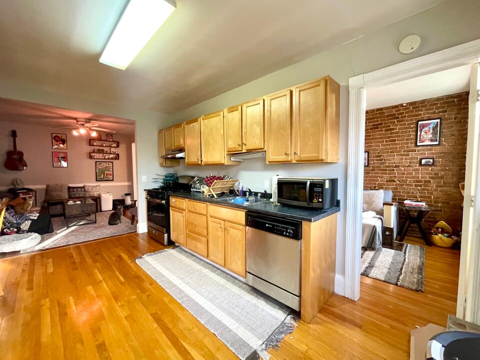 8 Mead St, Unit 3 in Boston, MA - Foto de edificio