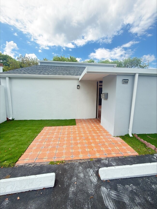 2560 SW 122nd Ct in Miami, FL - Building Photo - Building Photo