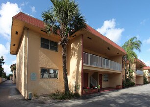 The Courtyards At Cimarron in Oakland Park, FL - Building Photo - Building Photo