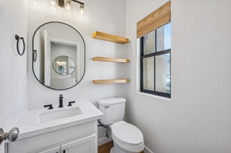 525 N Miller Rd in Scottsdale, AZ - Building Photo - Building Photo