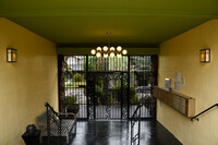 Tropicanyon Apartments in Los Angeles, CA - Foto de edificio - Building Photo