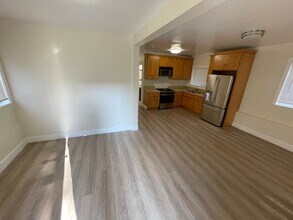 1946 E 20th St in Oakland, CA - Foto de edificio - Building Photo