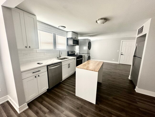 property at 4909 W Wellington Ave