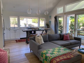 727 Sonrisa St in Solana Beach, CA - Building Photo - Building Photo