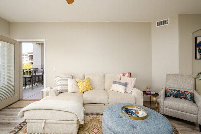 5350 E Deer Valley Dr in Phoenix, AZ - Foto de edificio - Building Photo