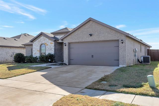 1333 Winding Hollow Dr in Grand Prairie, TX - Building Photo