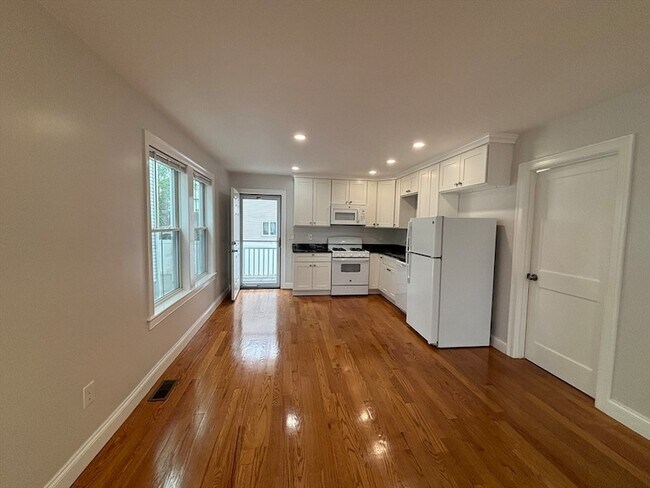 160 Bow St, Unit 1 in Everett, MA - Building Photo - Building Photo