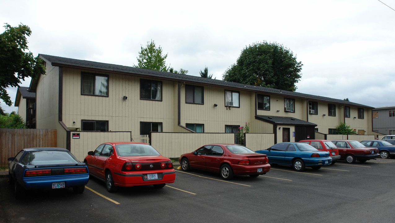 Island Park Apartments in Springfield, OR - Building Photo