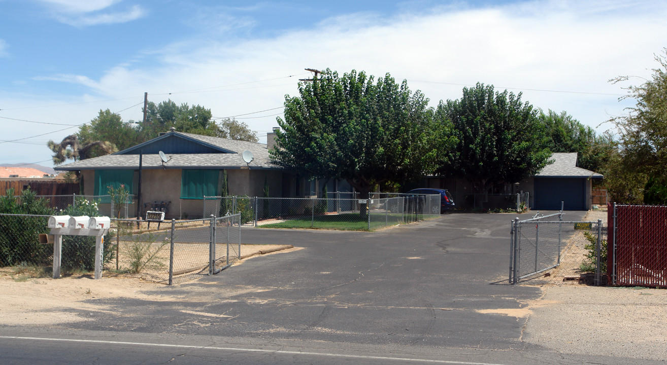 13255 Kiowa Rd in Apple Valley, CA - Foto de edificio