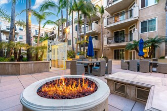 The Admiralty in Marina Del Rey, CA - Foto de edificio - Building Photo