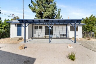 15836 Chatsworth St in Granada Hills, CA - Foto de edificio - Building Photo