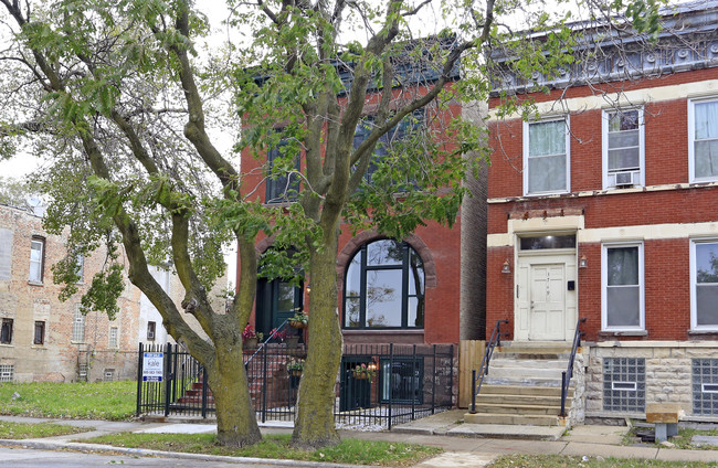 3747 S Giles Ave in Chicago, IL - Building Photo - Building Photo