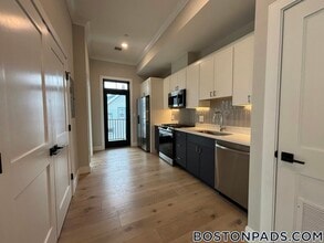 157 Everett St in Boston, MA - Building Photo - Building Photo