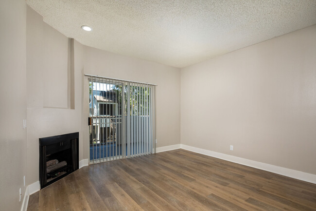 Canyon Crest in Santa Clarita, CA - Building Photo - Building Photo