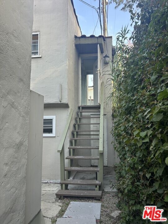 843 Huntley Dr in West Hollywood, CA - Building Photo