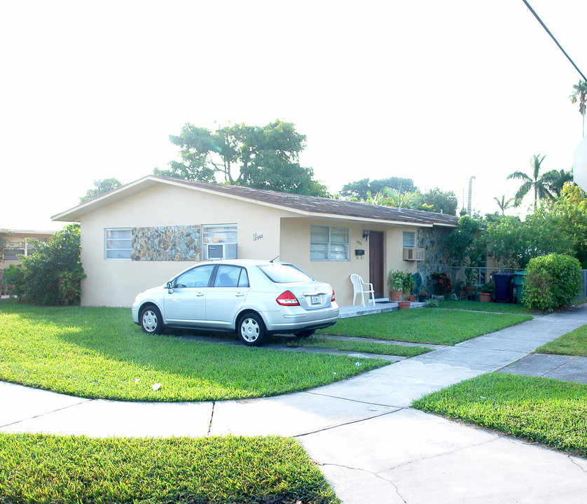 10978-10992 SW 5th St in Miami, FL - Building Photo