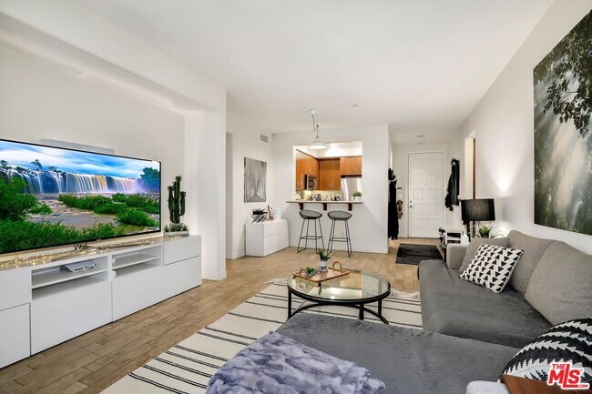 7100 Playa Vista Dr in Los Angeles, CA - Foto de edificio - Building Photo