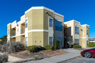Cuestas Apartment Homes in Las Cruces, NM - Foto de edificio - Building Photo