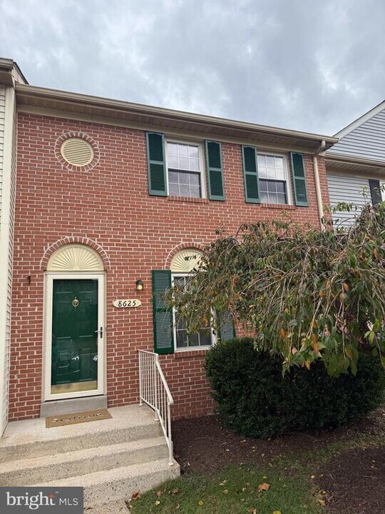8625 Point of Woods Dr in Manassas, VA - Building Photo
