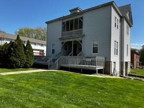 711 E Burlington St, Unit 2 in Iowa City, IA - Foto de edificio - Building Photo