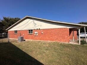 1909 Starling Ct-Unit -1 in Cleburne, TX - Building Photo - Building Photo