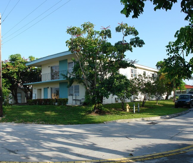 1989-1999 N Glades Dr in North Miami Beach, FL - Foto de edificio - Building Photo