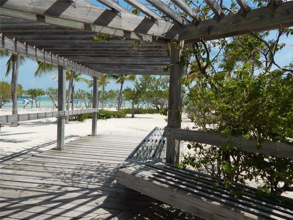 30 El Capitan Dr in Islamorada, FL - Building Photo