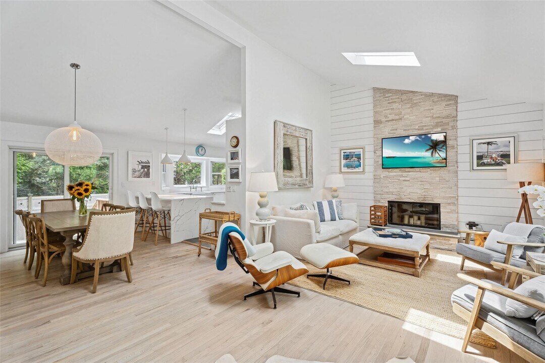 42 Oak St in Westhampton Beach, NY - Building Photo