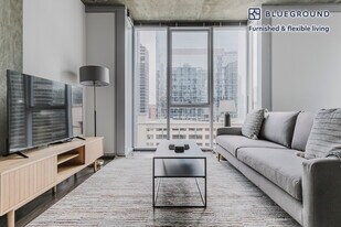 215 W Lake St in Chicago, IL - Building Photo