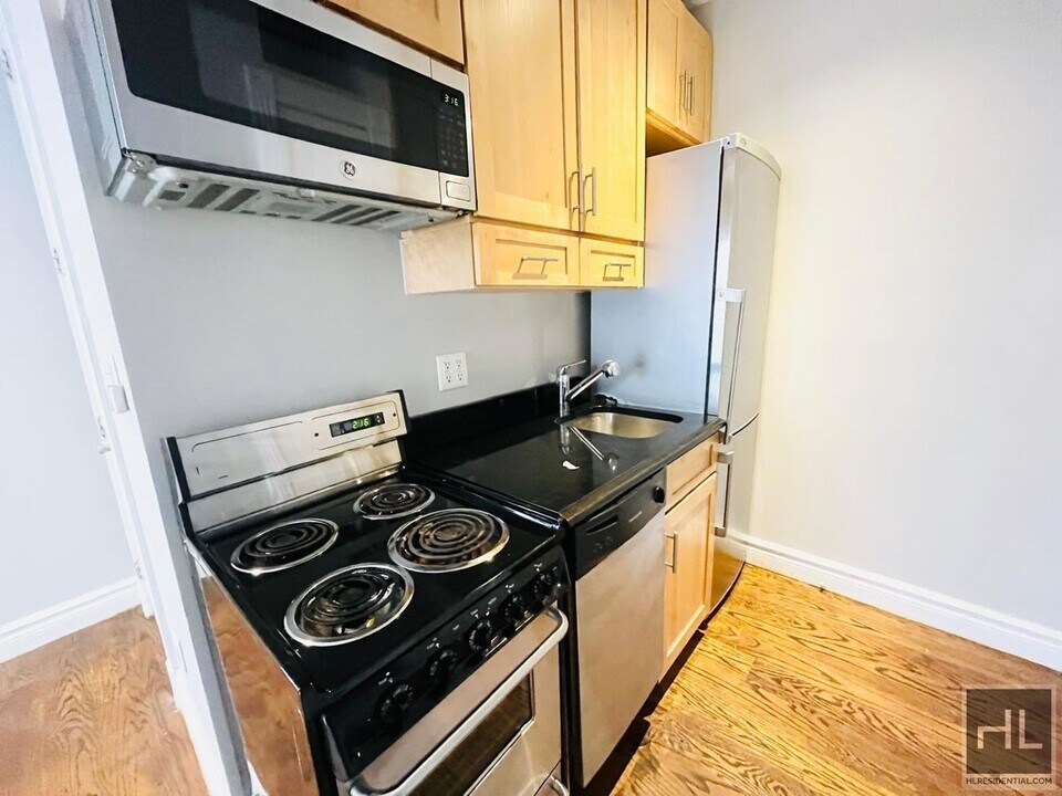 EAST 35 STREET in New York, NY - Building Photo