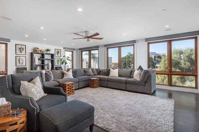 716 Manhattan Ave in Manhattan Beach, CA - Foto de edificio - Building Photo