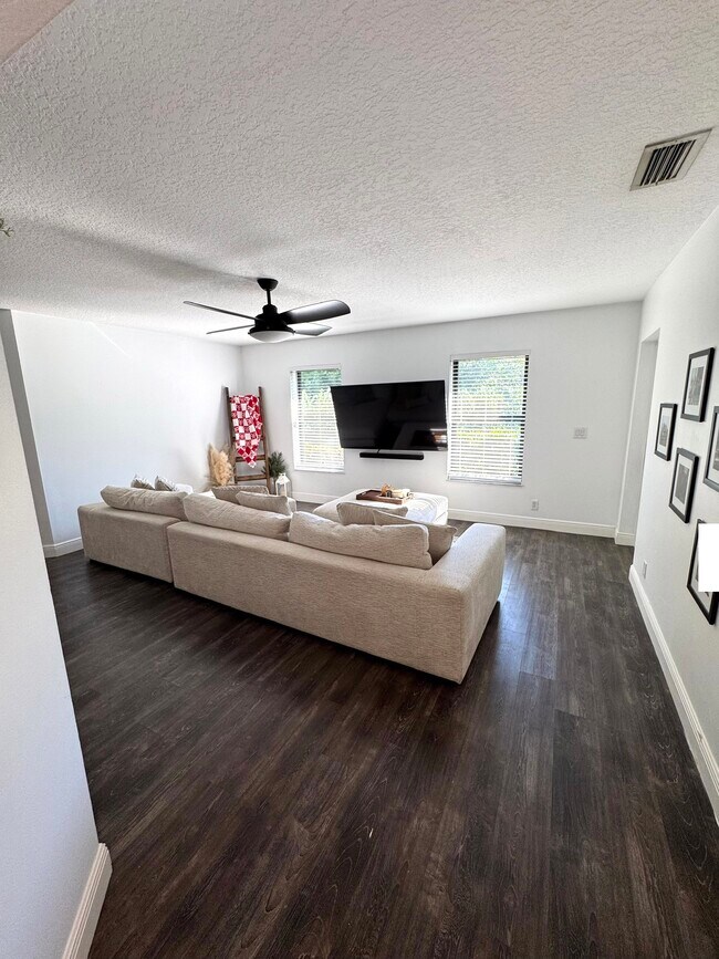 1146 NE Coy Senda in Jensen Beach, FL - Building Photo - Building Photo