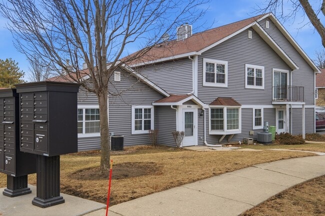 460 N Lake Shore Dr in Palatine, IL - Building Photo - Building Photo