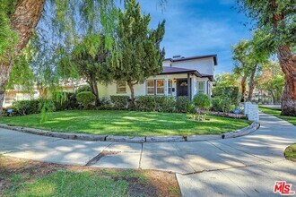 5174 Canoga Ave in Los Angeles, CA - Building Photo - Building Photo