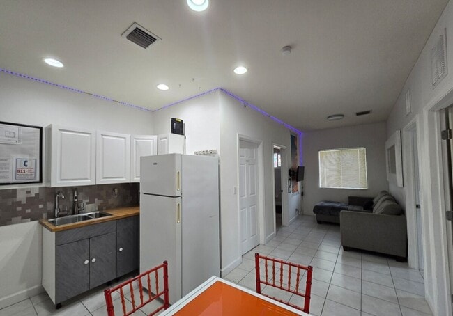 1922 Garfield St, Unit 2 Bed- Private outdoor