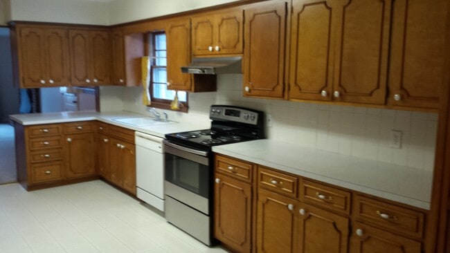 2018 Barker Ct in Lawrence, KS - Foto de edificio - Building Photo