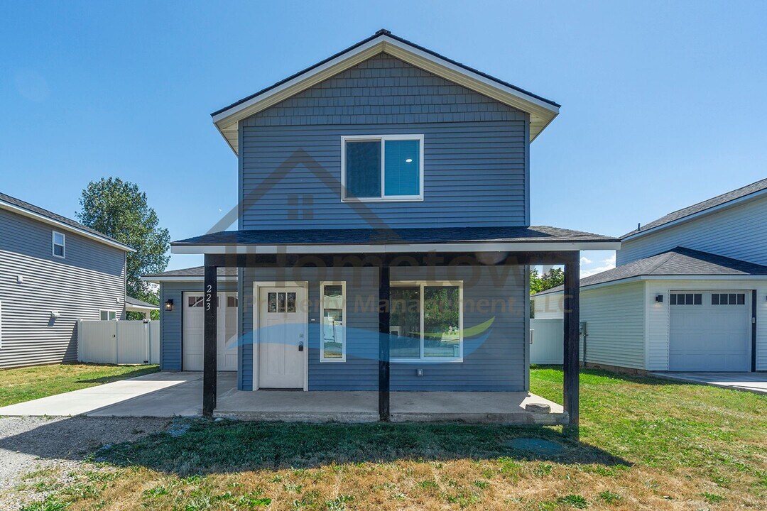 223 4th St in Ponderay, ID - Building Photo