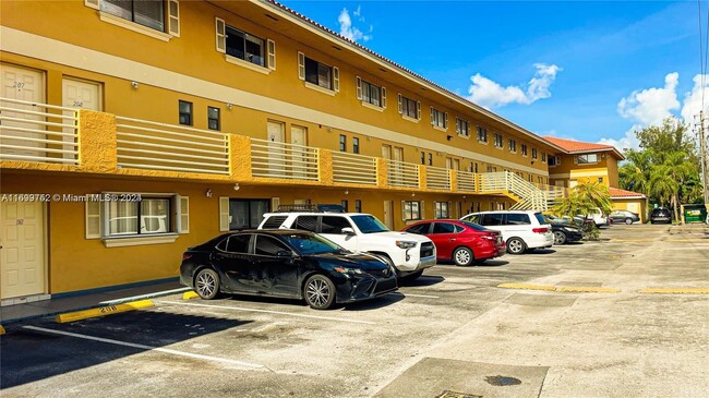 180 Royal Palm Rd in Hialeah, FL - Foto de edificio - Building Photo